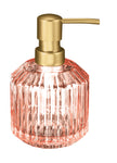 Rosa Seifenspender aus geriffeltem Glas mit goldfarbenem Pumpkopf.