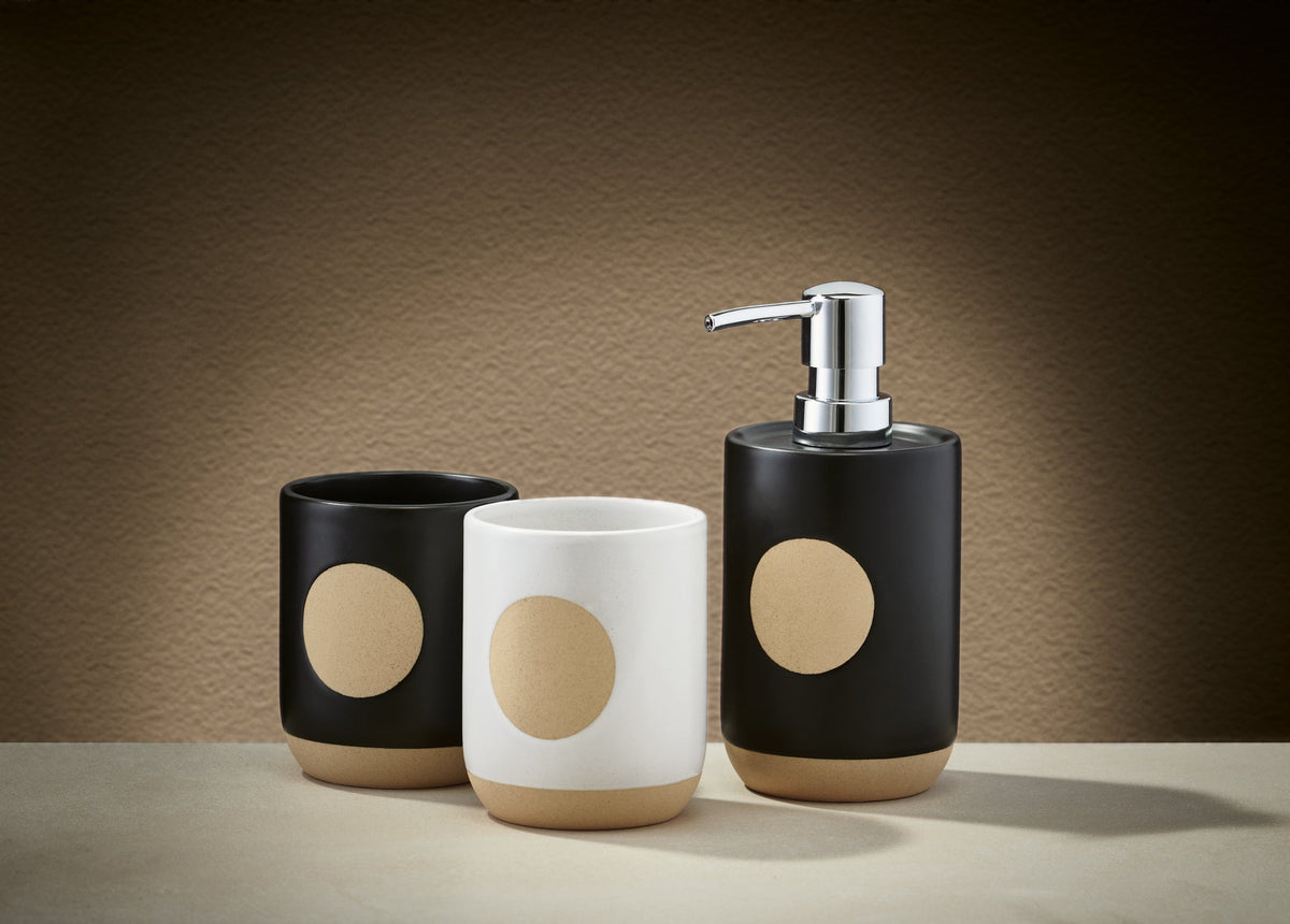 Drei Badaccessoires aus Keramik: zwei Becher und Seifenspender modern