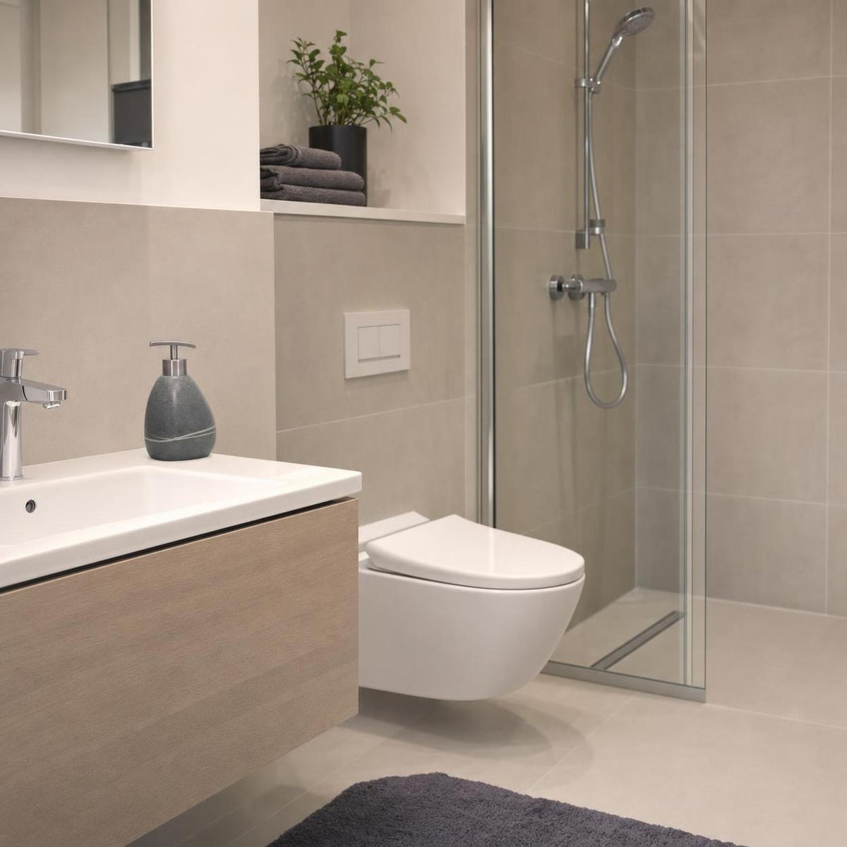 Modernes Bad mit Glasdusche, Waschtisch und wandhängendem WC.