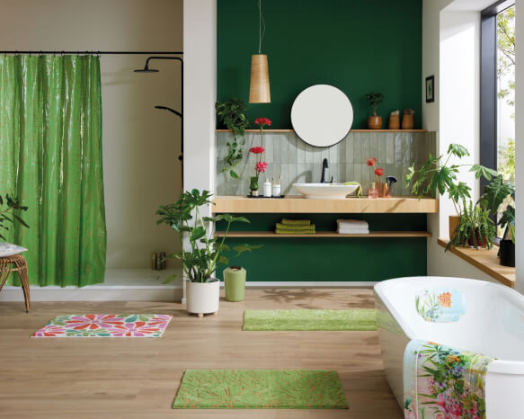 Modernes Bad mit grüner Deko, Pflanzen, Dusche, Waschbecken und Wanne.