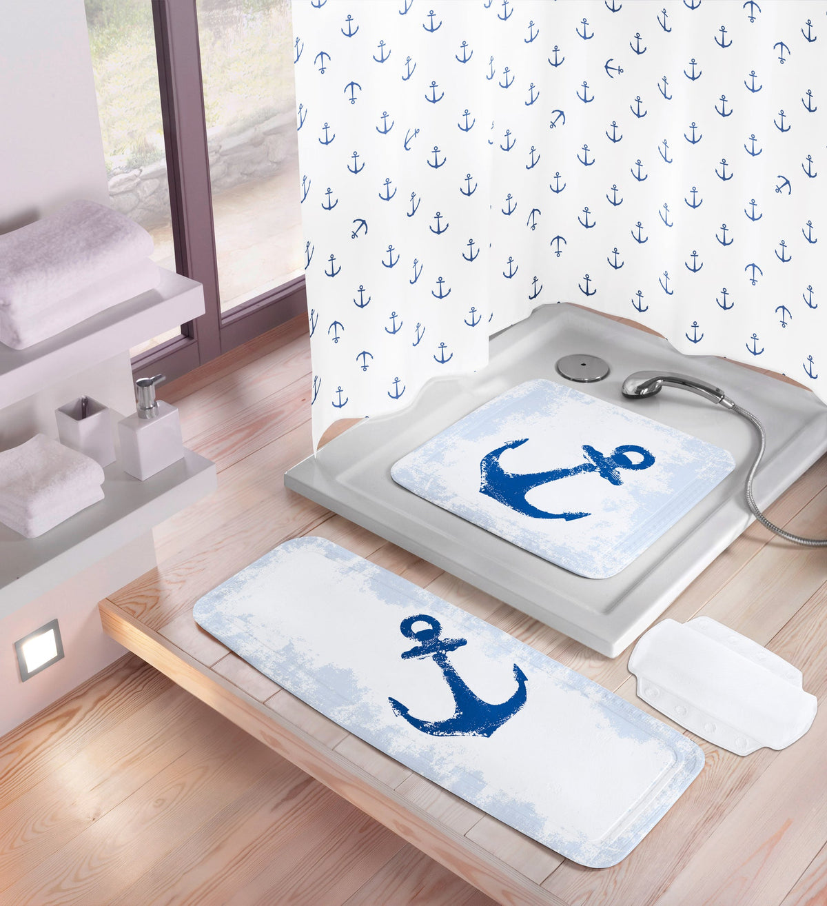 Modernes Bad mit Duschmatten und Duschvorhang im blauen Anker-Design