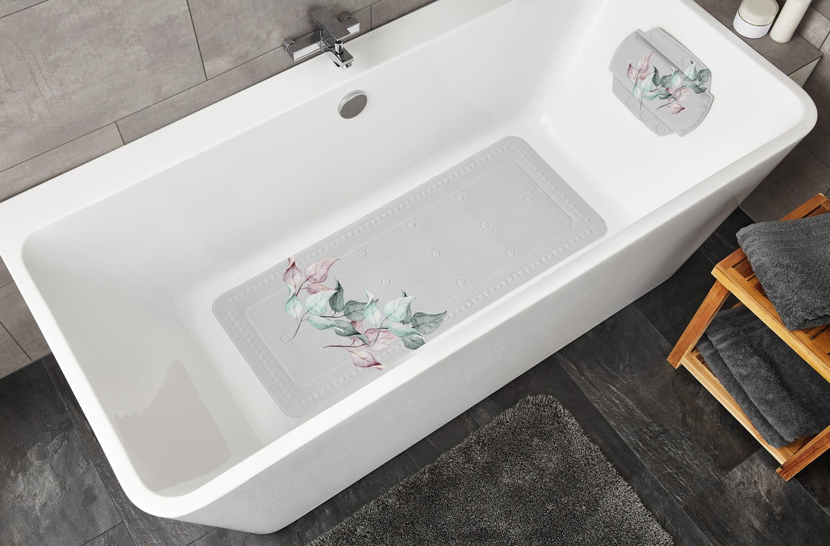 Badewanne mit floral bedruckter Antirutschmatte und Nackenkissen.