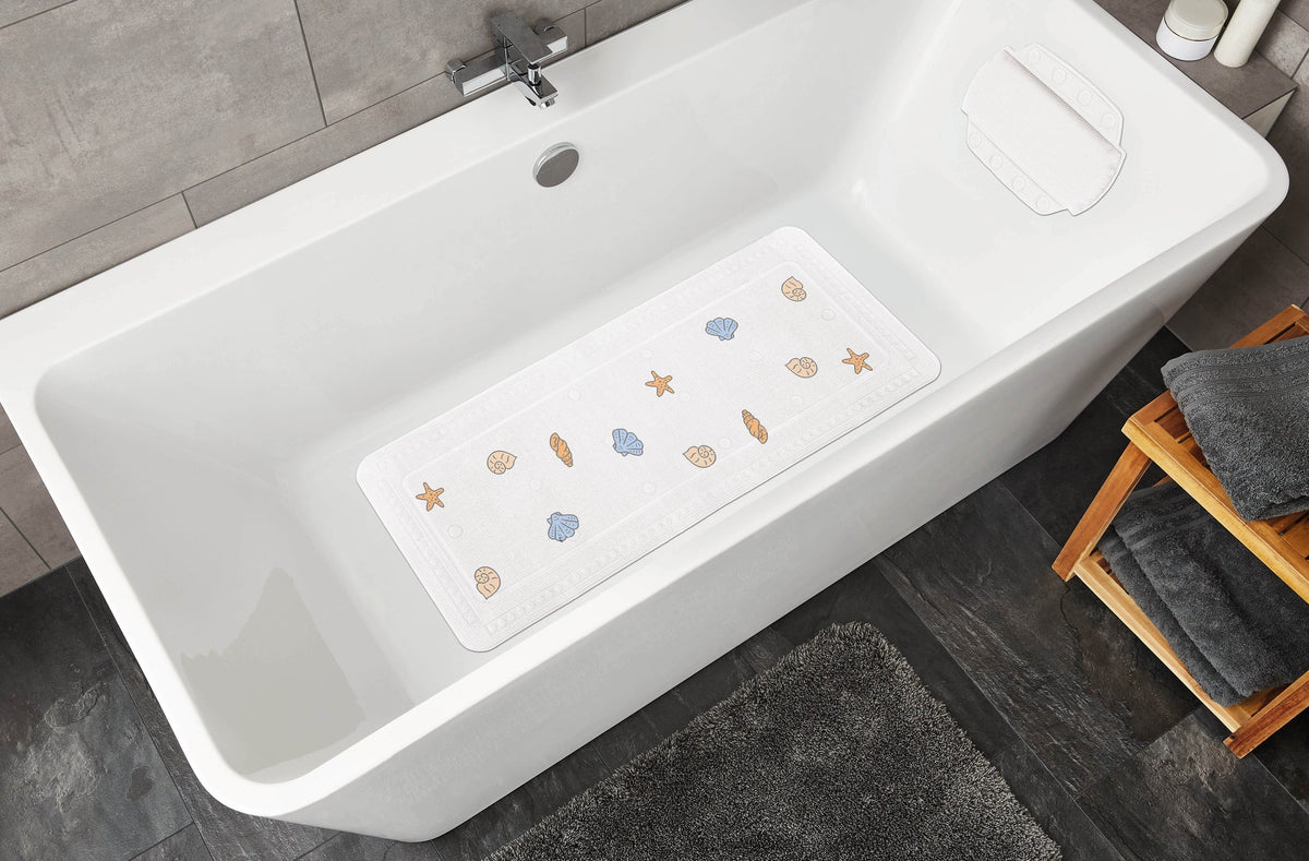 Weiße Badewanne mit rutschfester Badematte mit Muschelmotiven im Bad