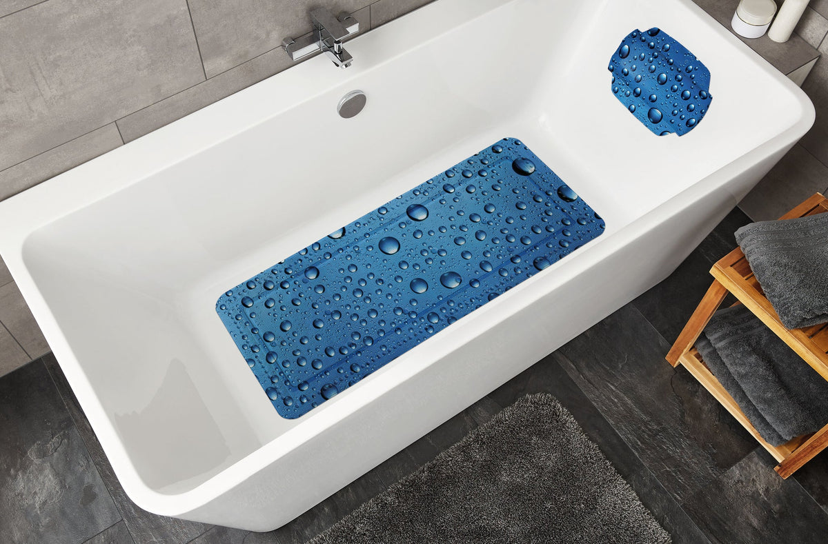 Weiße Badewanne mit blauer Antirutschmatte und passender Wanneneinlage