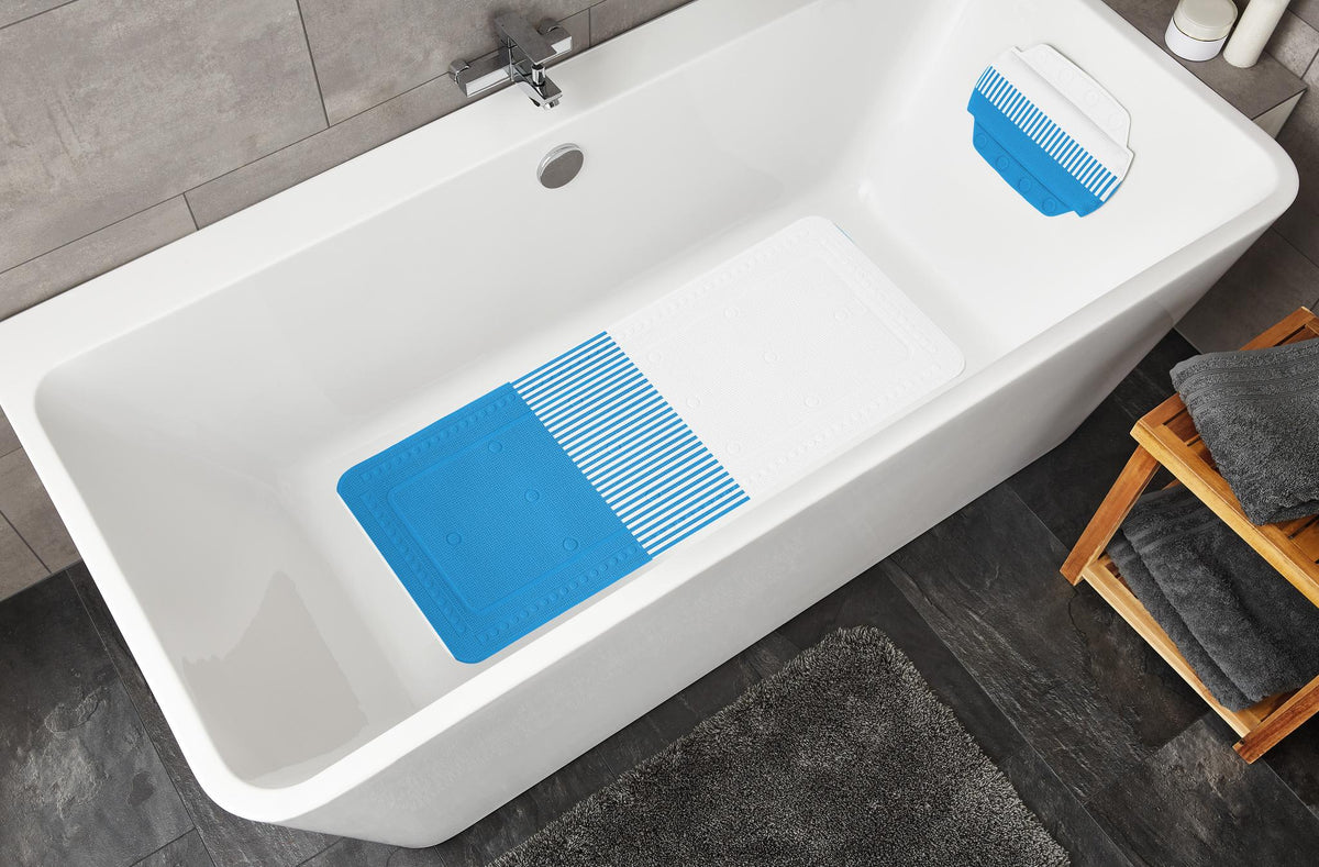 Weiße Badewanne mit blau-weißer Antirutschmatte im modernen Bad.