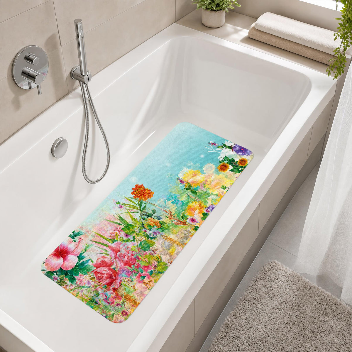 Badewanne mit bunter floraler Antirutschmatte in hellem Badezimmer.