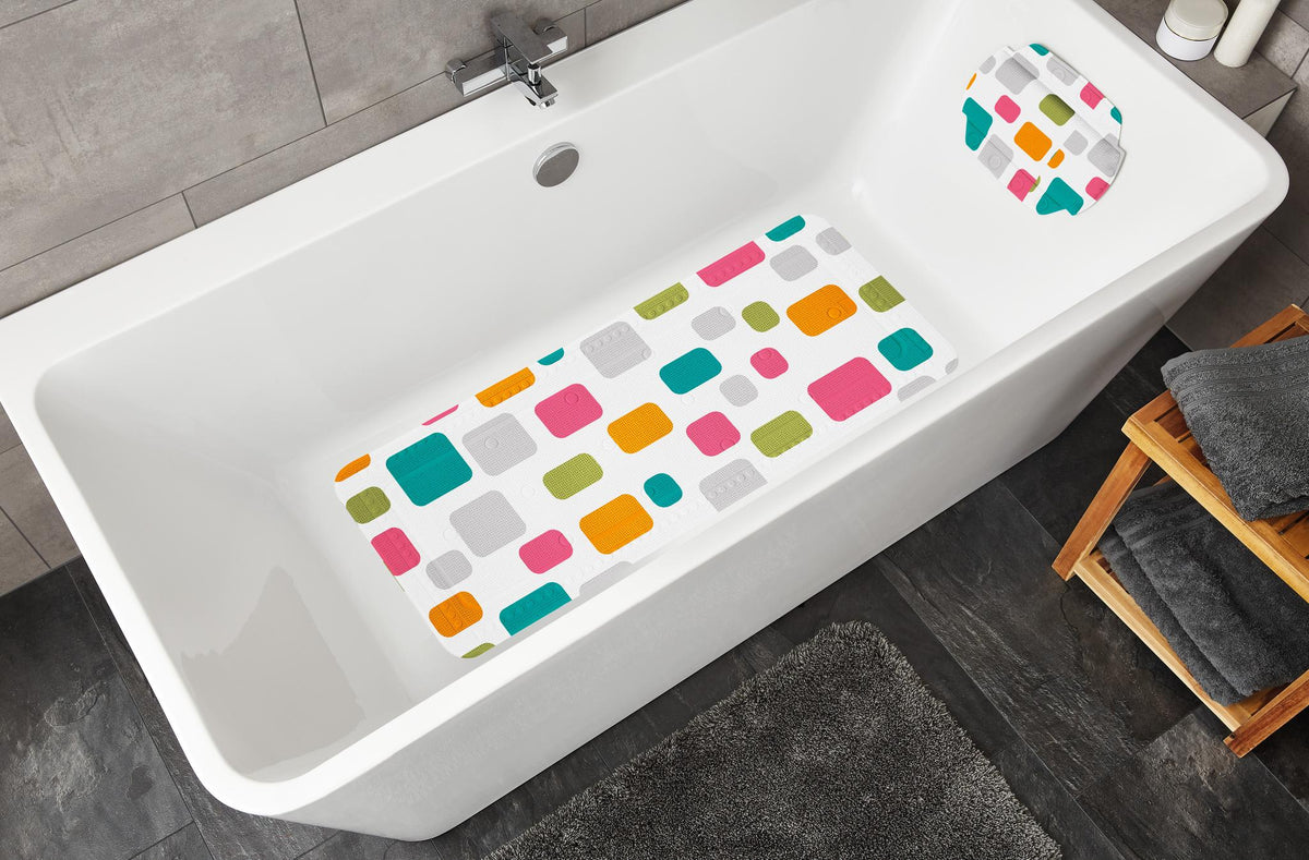 Weiße Badewanne mit bunter Antirutschmatte und passendem Nackenkissen.