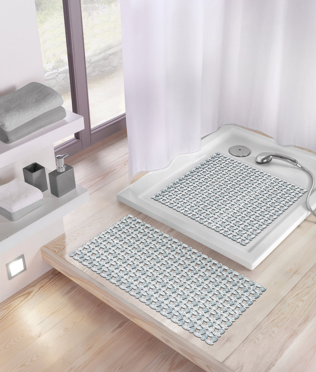 Weiße Dusche mit grauer Anti-Rutsch-Matte und passender Badematte