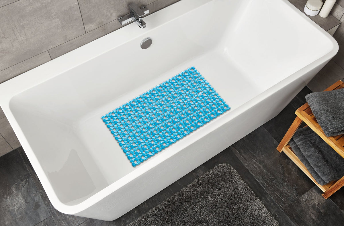 Weiße Badewanne mit blauer rutschfester Matte und grauem Badteppich