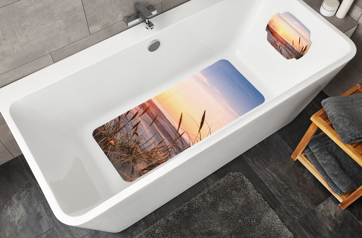 Weiße Badewanne mit rutschfester Badematte mit Strand-Sonnenuntergang