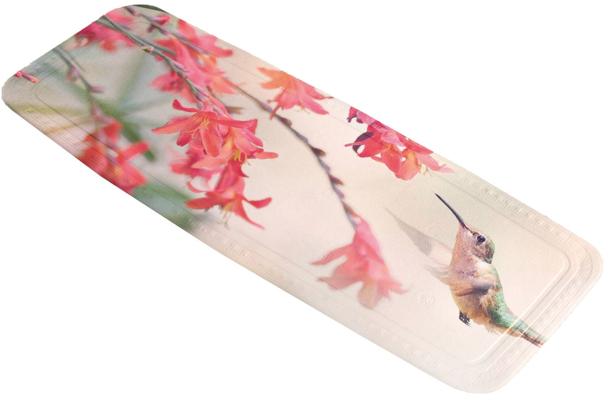 Badematte mit Kolibri- und rosa Blütenmotiv auf hellem Hintergrund
