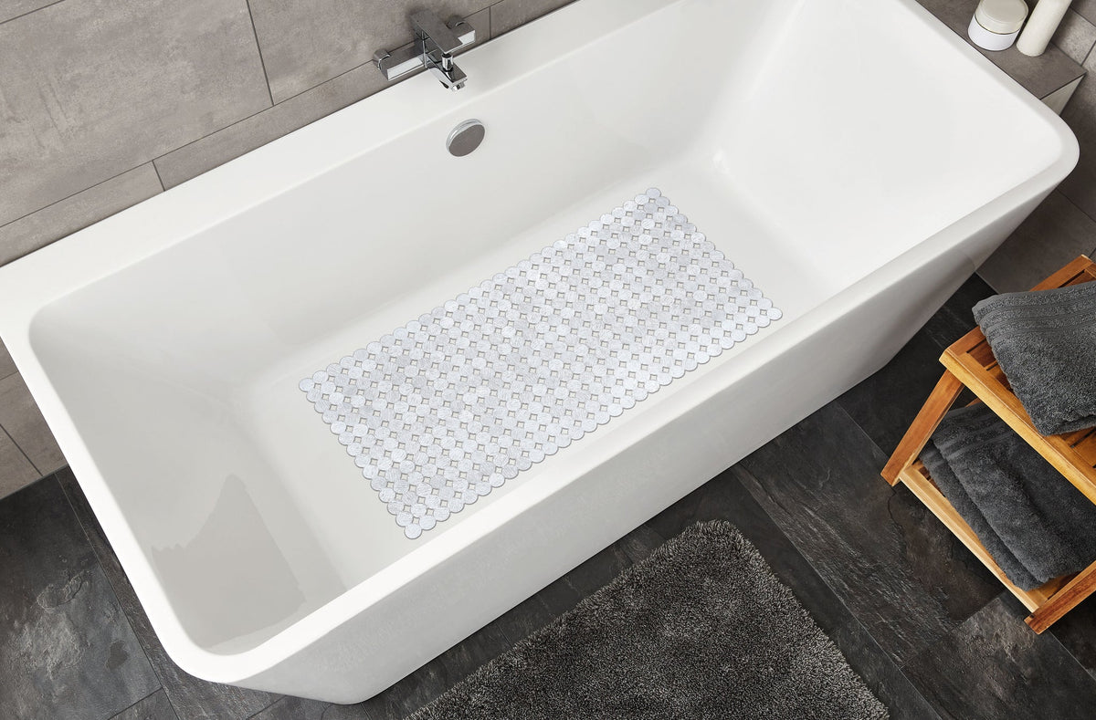 Weiße Badewanne mit transparenter rutschfester Badematte und grauem Boden
