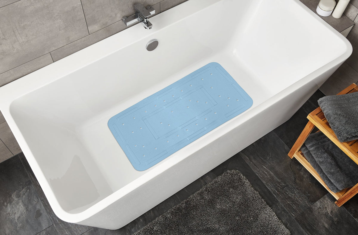 Weiße Badewanne mit hellblauer Antirutschmatte und grauem Teppich