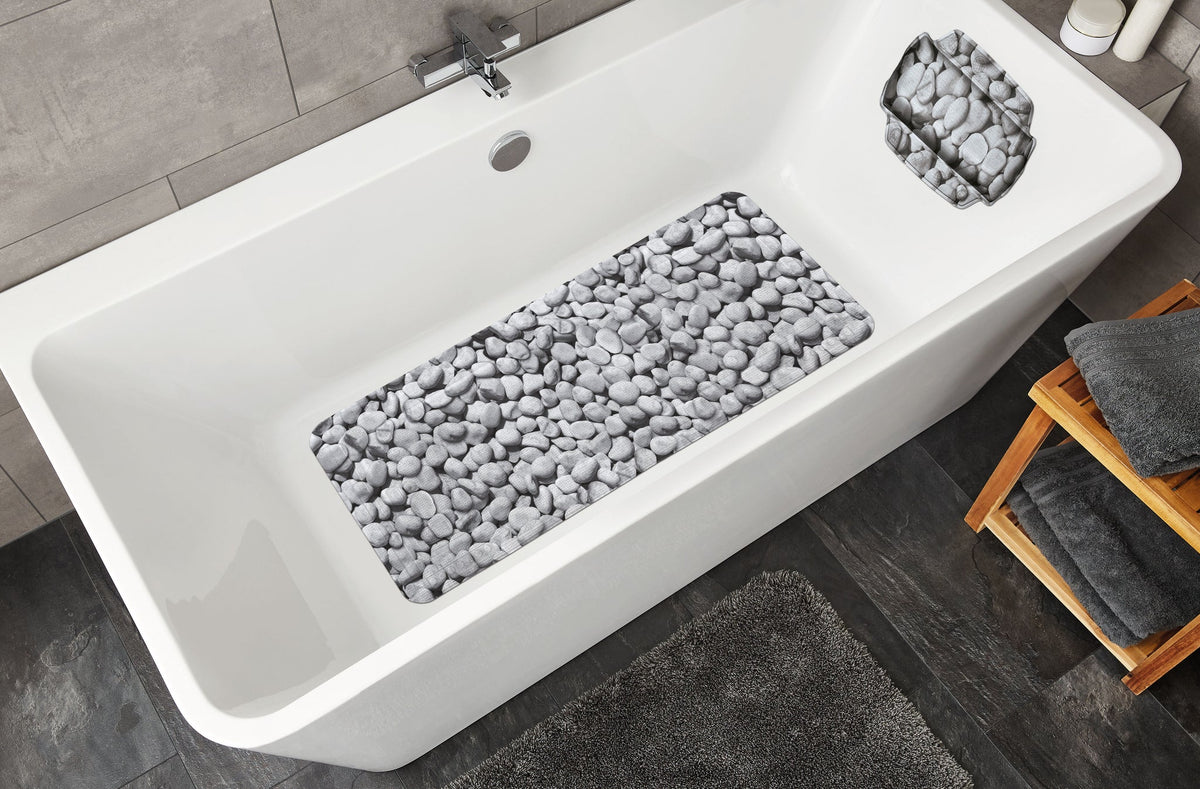 Weiße Badewanne mit grauer Kiesel-Antirutschmatte und Kopfpolster