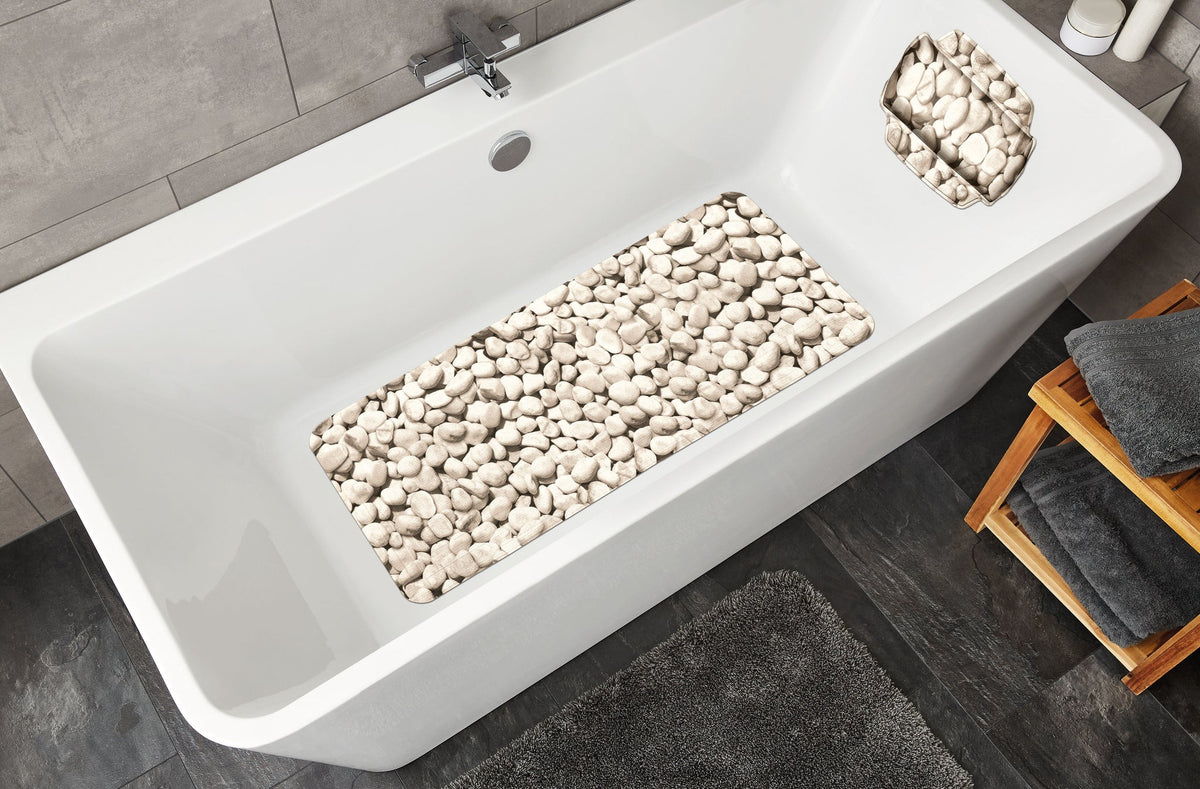 Weiße Badewanne mit rutschfester Kieselstein-Einlage und Handtüchern
