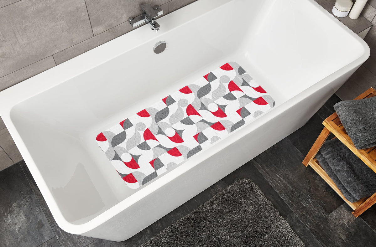 Weiße Badewanne mit rutschfester Badematte im rot-grauem Retrodesign