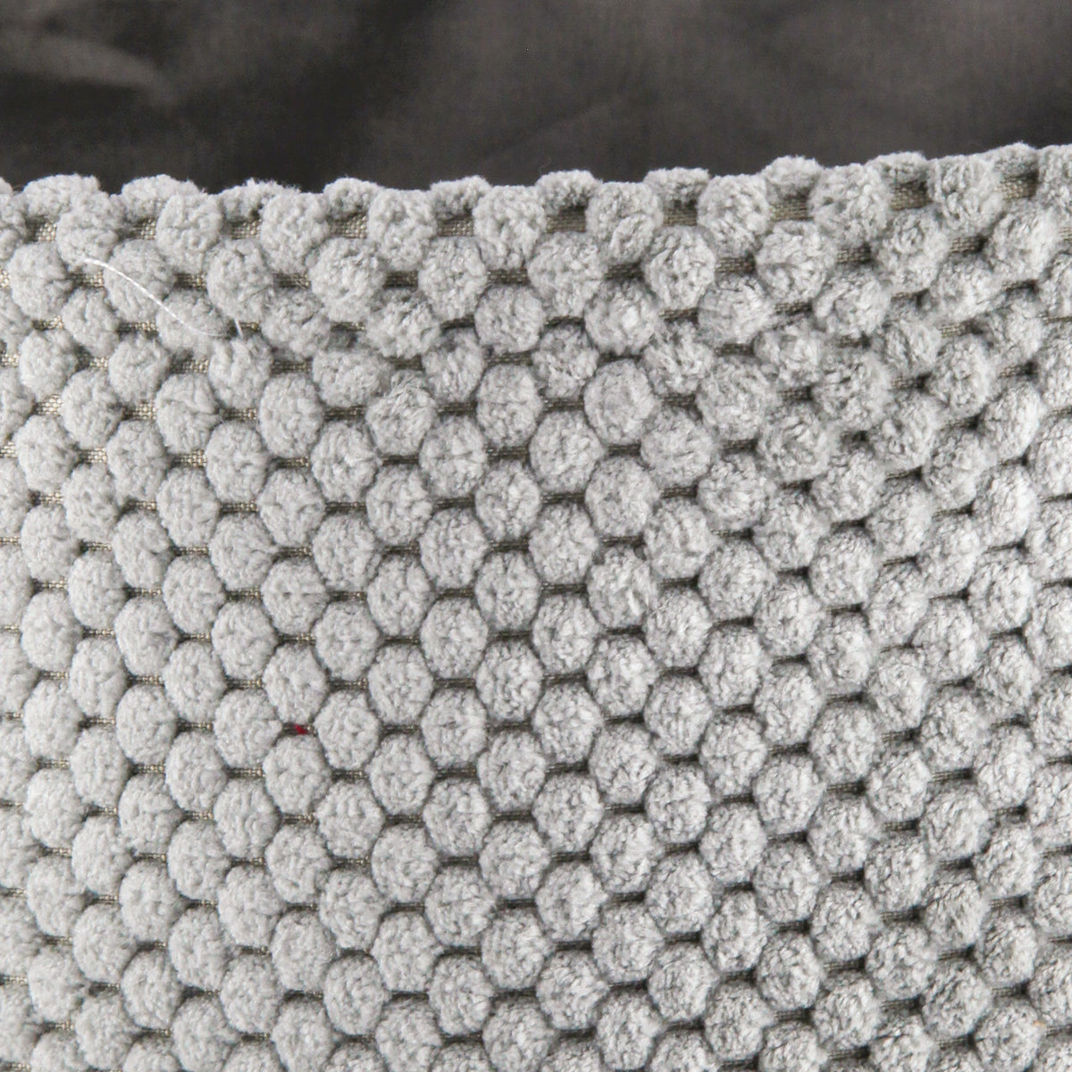 Graues Badtextil mit Wabenstruktur, gewebt in detailreicher Nahaufnahme