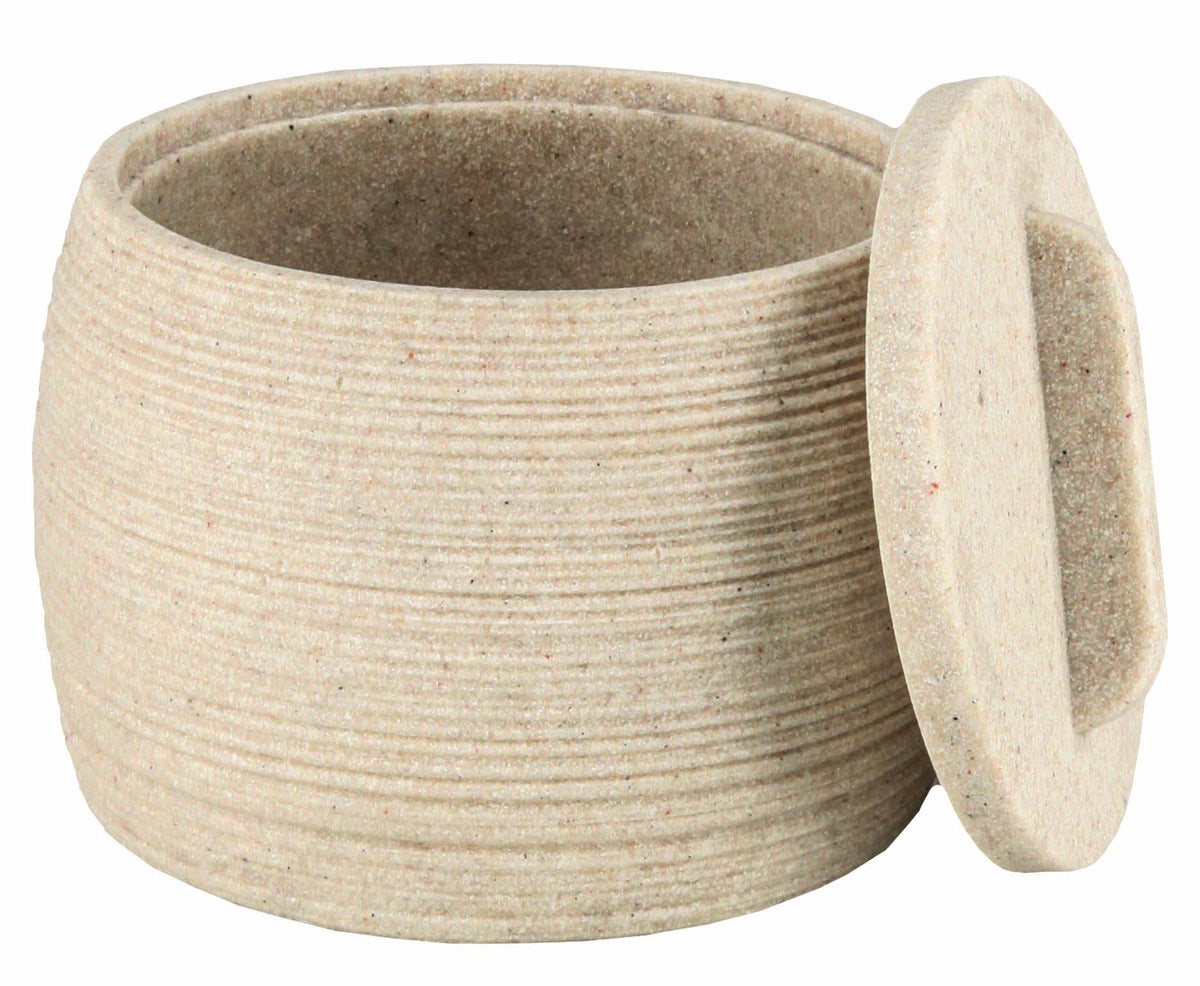 Runde beige Dose mit geriffelter Oberfläche und abgenommenem Deckel