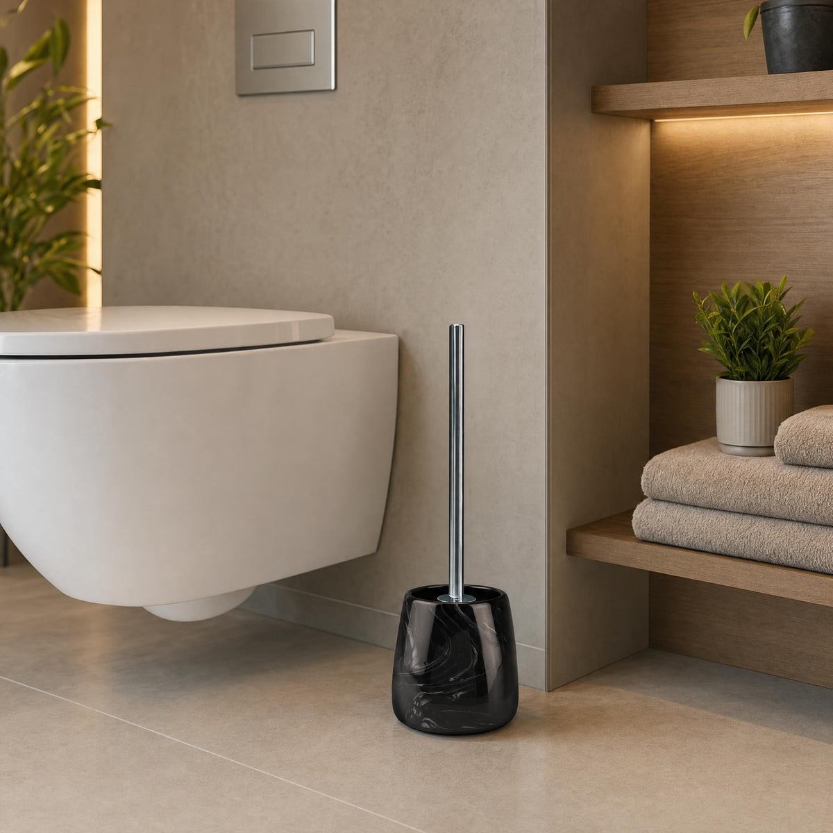 Schwarze WC-Bürste vor Wand-WC in modernem Bad mit Holzregal.