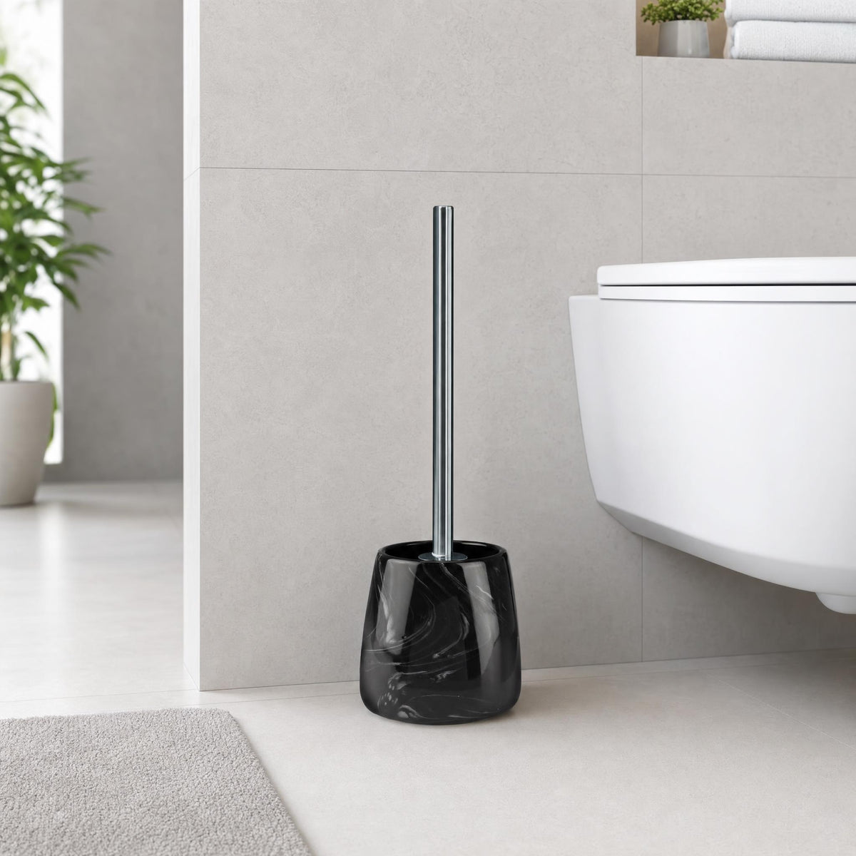 Schwarze WC-Bürste mit Marmor-Optik modernem Wand-WC im Bad