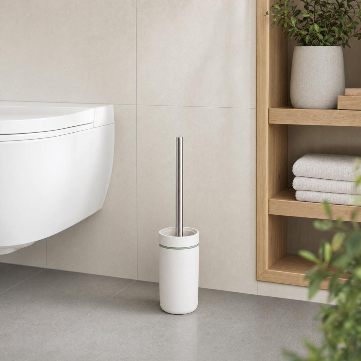 Weiße WC-Bürste vor Wand-WC in modernem Bad mit Holzregal.