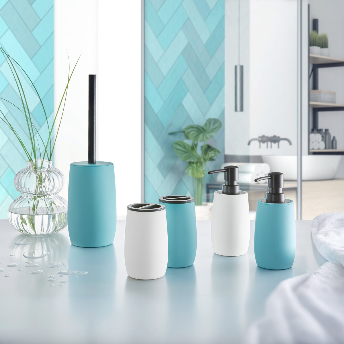 Türkis-weißes Bad-Accessoire-Set mit Spender, Bechern und Bürste