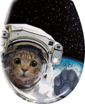 Katze im Astronautenanzug im All mit Blick auf die Erde, Pfote erhoben