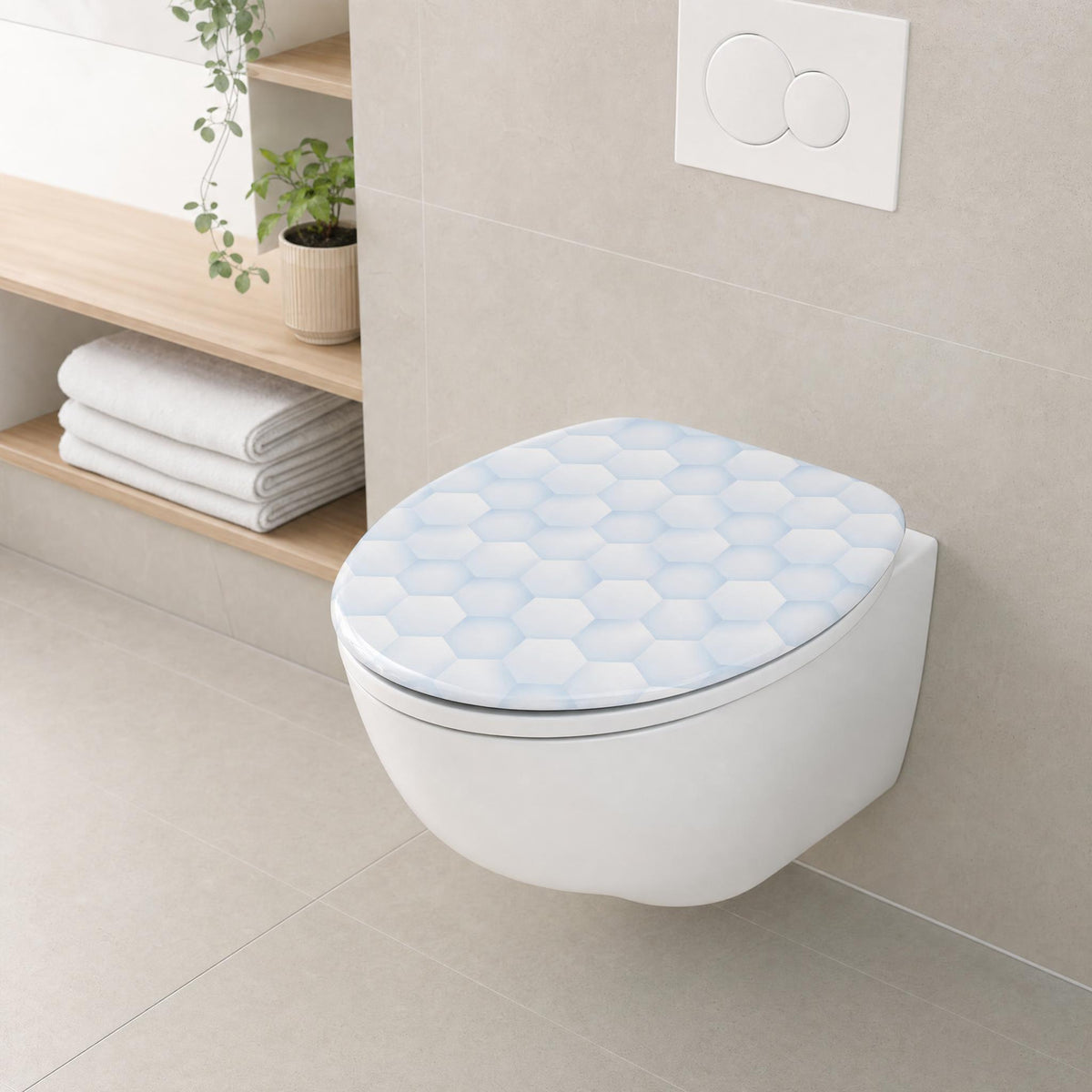 Modernes WC mit blau gemustertem Sitz in hellem Bad mit Holzregal.