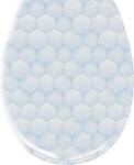 Hellblauer WC-Sitz mit geometrischem Hexagonmuster auf Weiß.