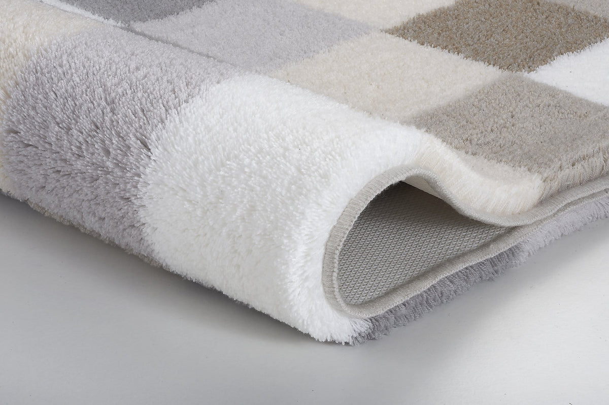 Flauschiger, weicher Badteppich mit Karos in Grau, Beige und Weiß