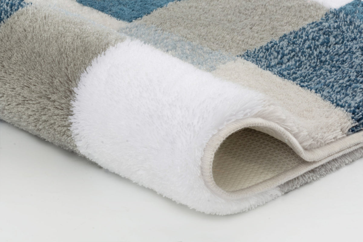 Weicher Badteppich mit kariertem Muster in Blau, Grau und Weißtönen