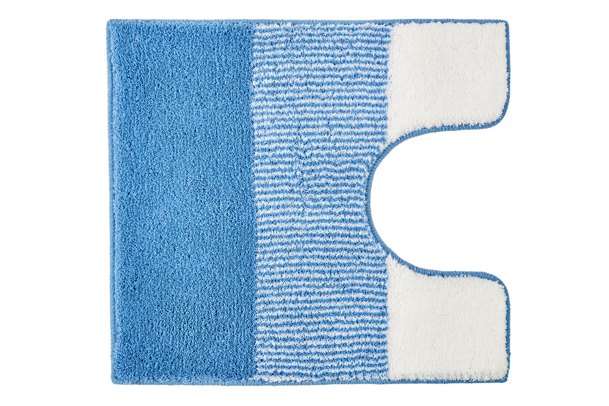 Blau-weißer WC-Vorleger mit Streifenmuster und Ausschnitt.
