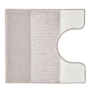 Beiger Badteppich mit Aussparung und Streifenmuster in Beige und Weiß.