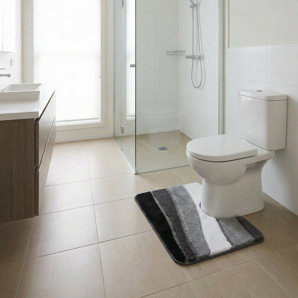 Modernes Badezimmer mit Toilette, Dusche und gestreifter Badematte