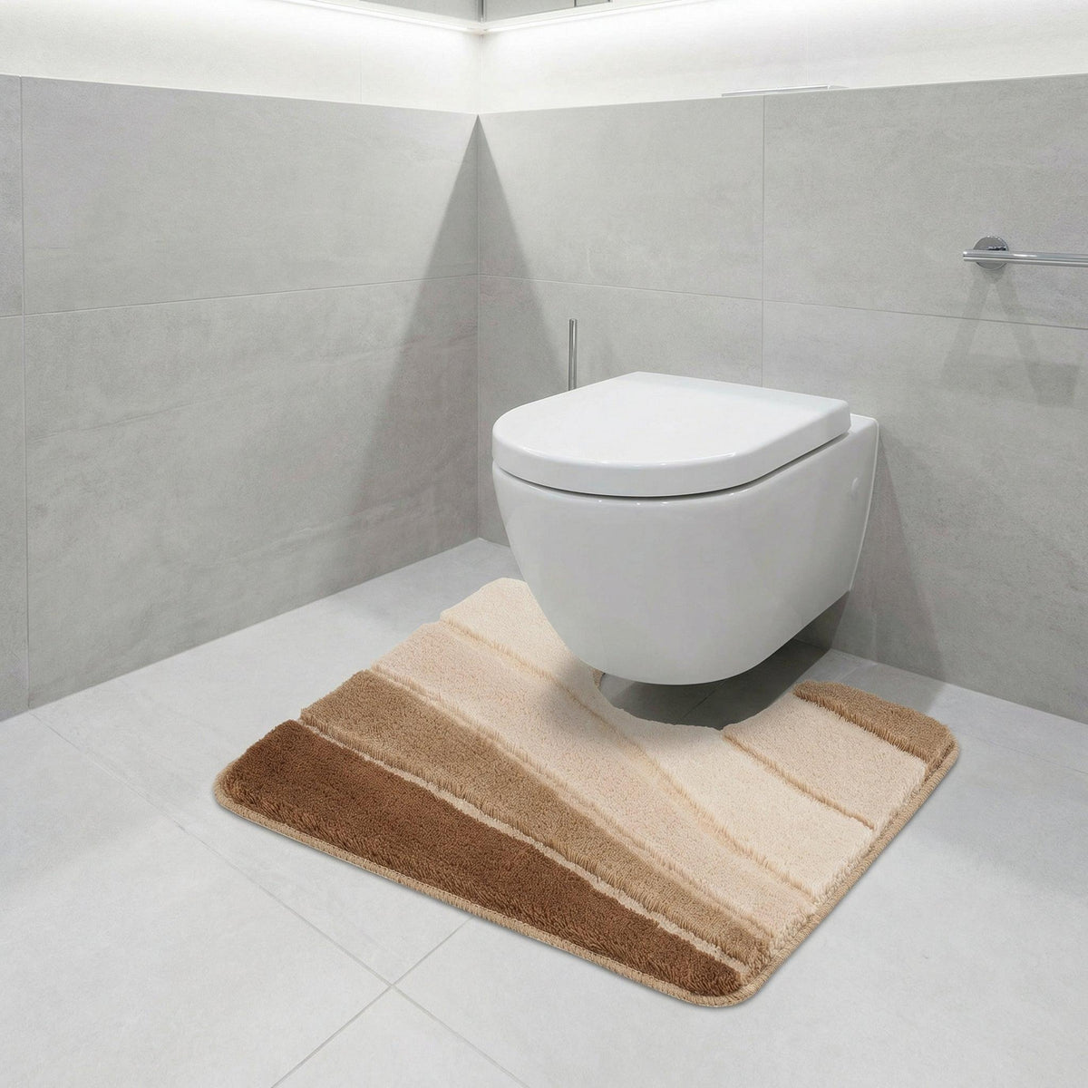 Beige-brauner WC-Teppich vor wandhängendem WC in hellgrauem Bad