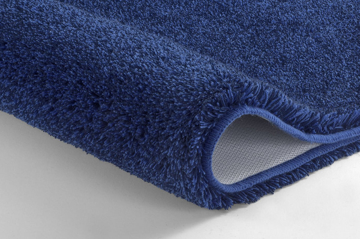 Detailaufnahme einer dunkelblauen Badematte mit weichem Hochflor
