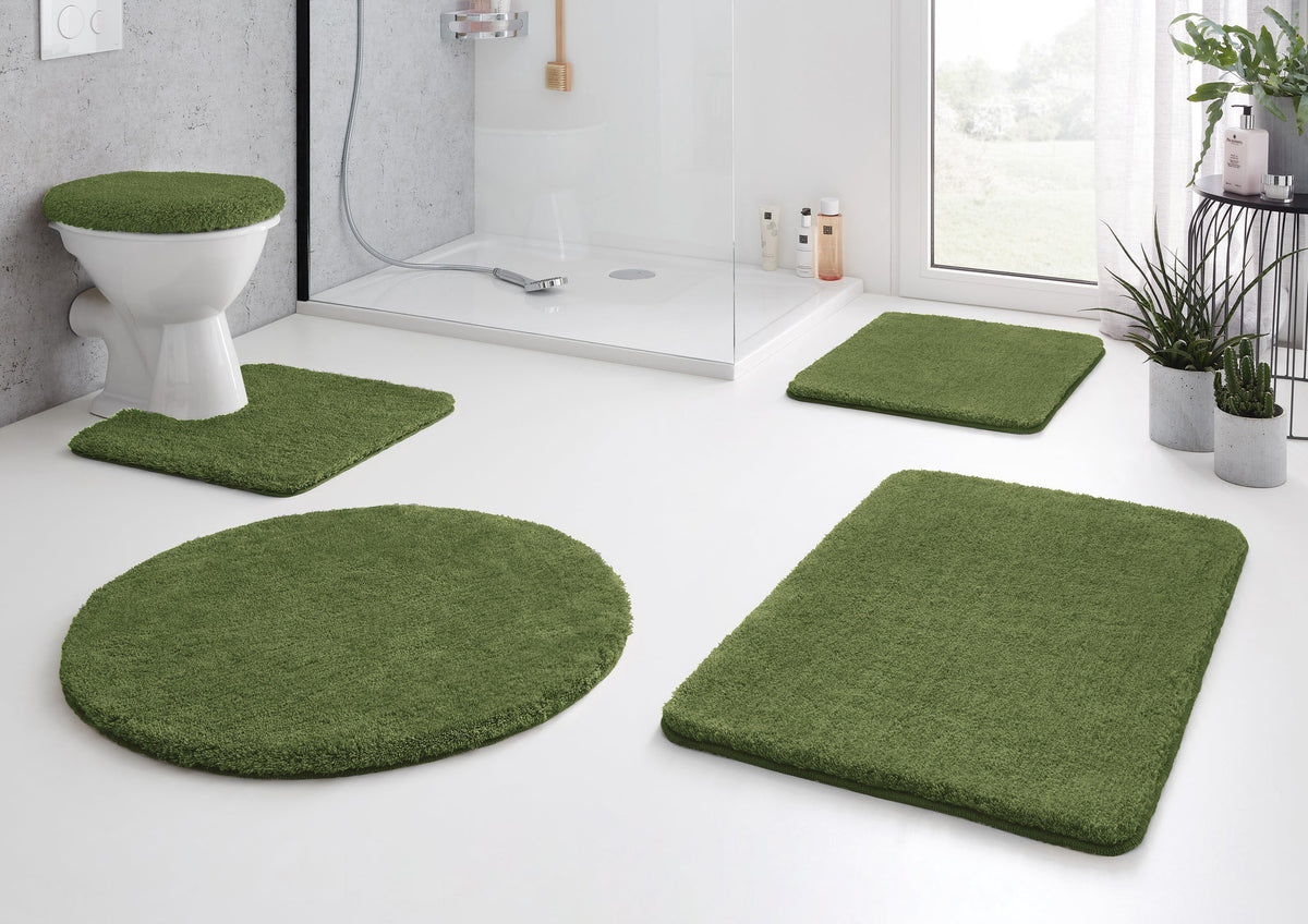 Grünes Badteppich-Set im modernen Bad mit Dusche, Pflanzen am Fenster