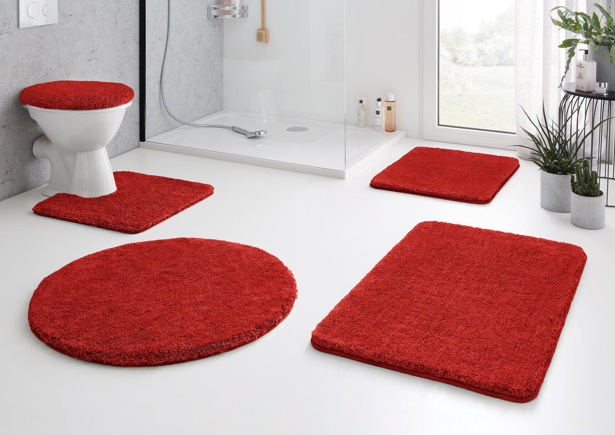 Rotes Badteppich-Set mit WC-Deckelbezug und Vorlegern im Bad mit Dusche