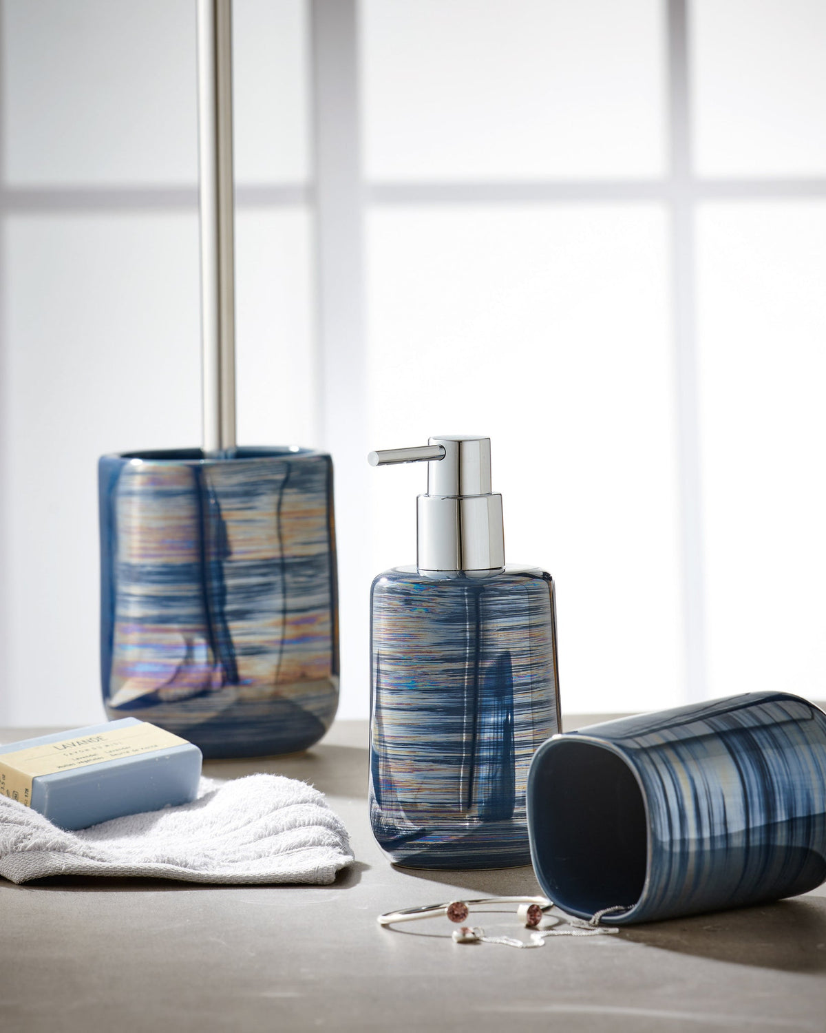 Blau gemustertes Badezimmer-Set mit Seifenspender, Becher und Bürste