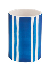 Zahnputzbecher mit blauen und weißen Streifen auf weißem Hintergrund.