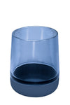 Blauer Zahnputzbecher aus Glas, freigestellt vor weißem Hintergrund