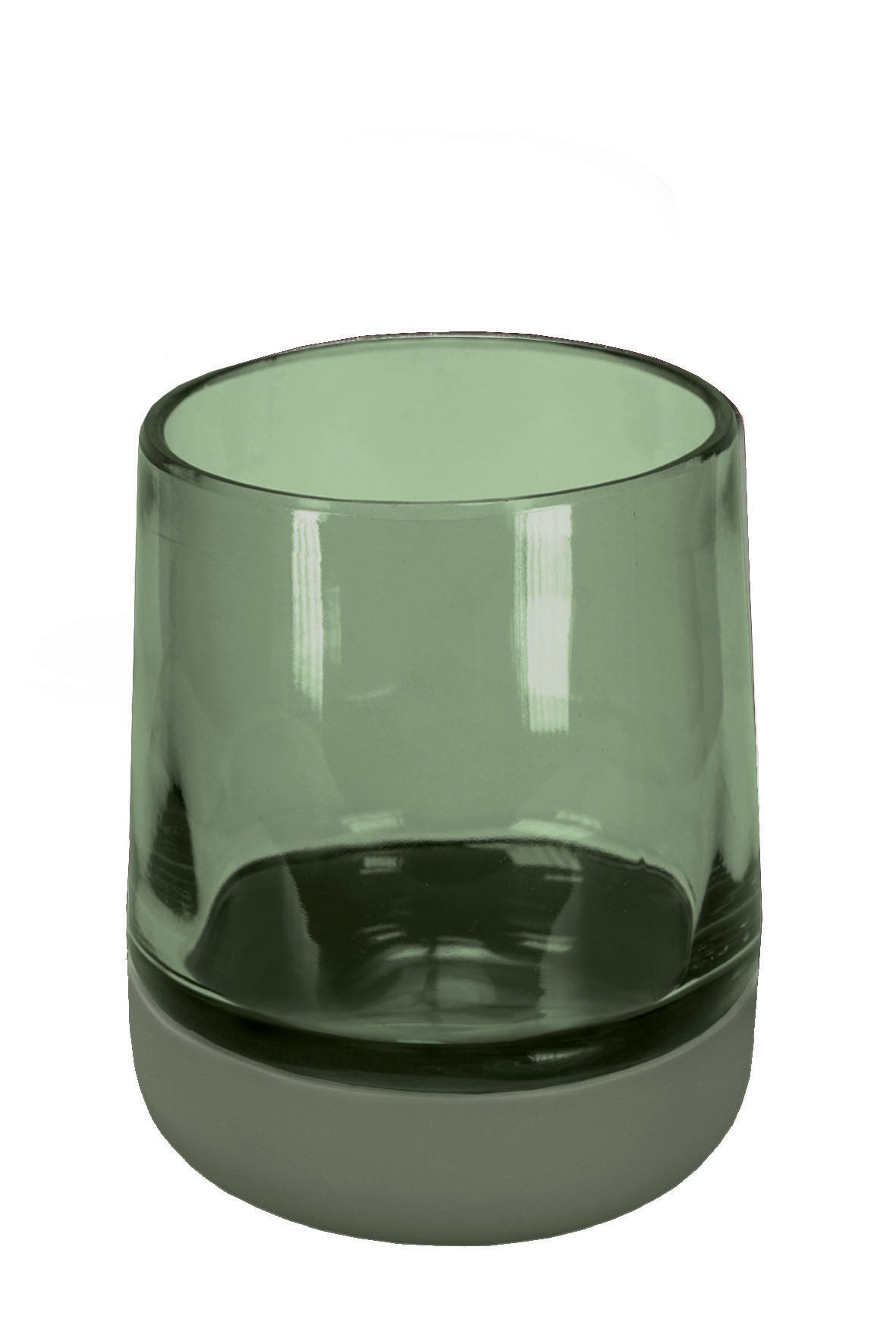 Grüner, transparenter Zahnputzbecher aus Glas vor weißem Hintergrund