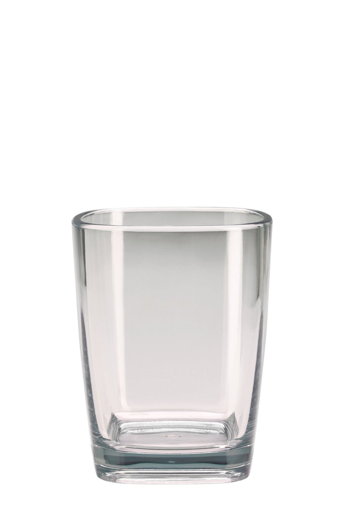 Transparenter, eckiger Zahnputzbecher aus Glas vor weißem Hintergrund
