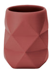 Roter, matter Zahnputzbecher mit geometrischer, facettierter Oberfläche