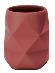Roter, matter Zahnputzbecher mit geometrischer, facettierter Oberfläche
