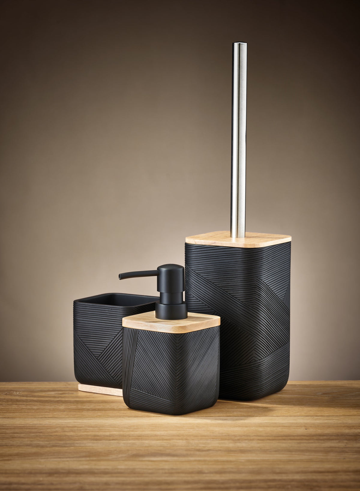 Schwarzes Badaccessoire-Set mit Seifenspender, Becher und WC-Bürste modern
