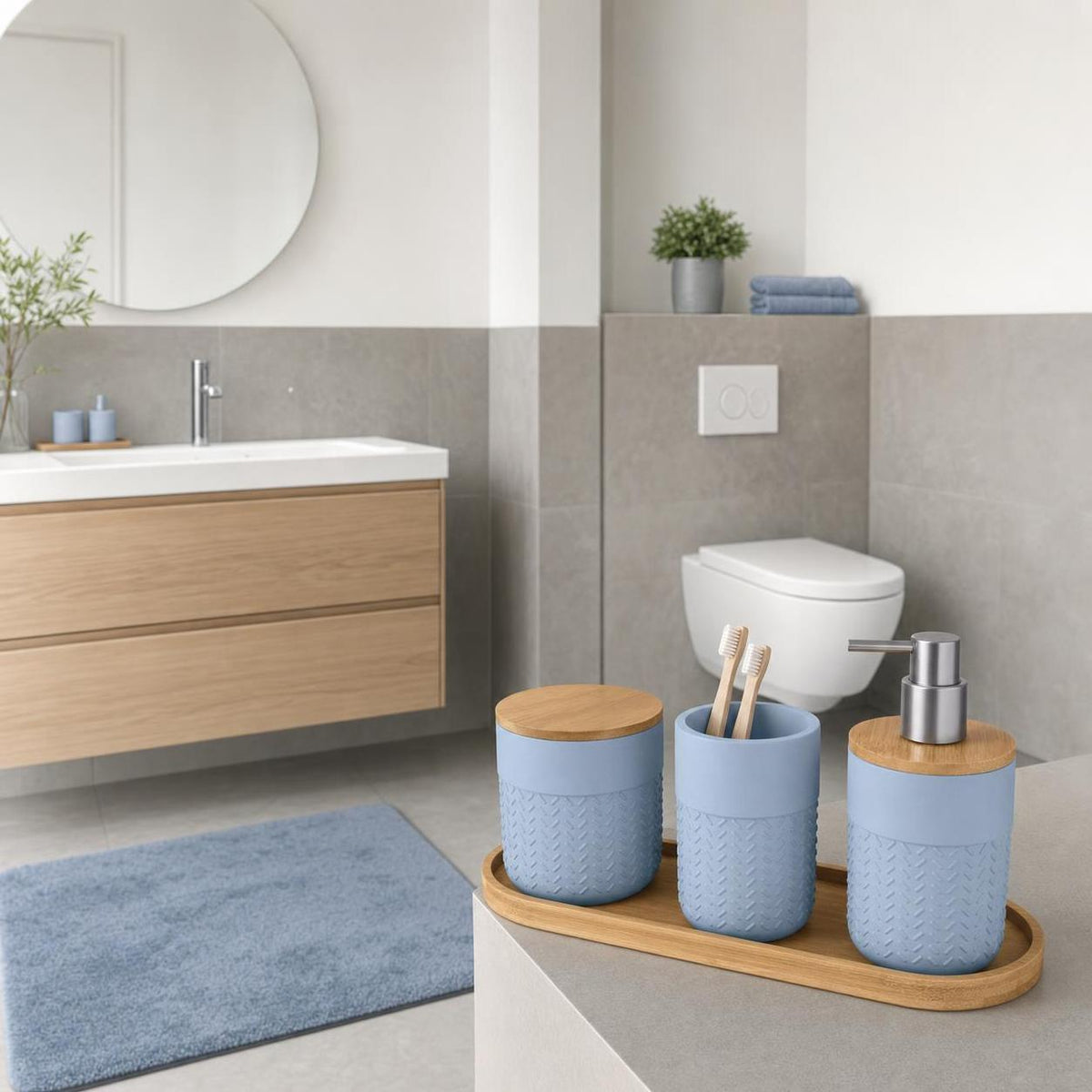 Blaues Badaccessoire-Set steht auf Holztablett im modernen Bad.