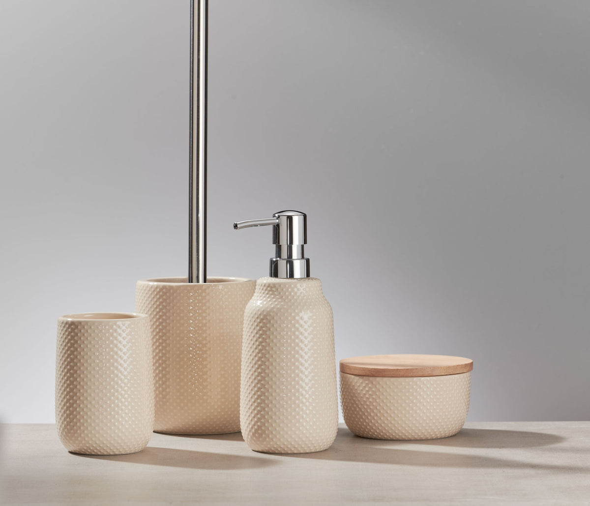 Beiges Badaccessoire-Set aus Keramik mit Seifenspender und Bechern