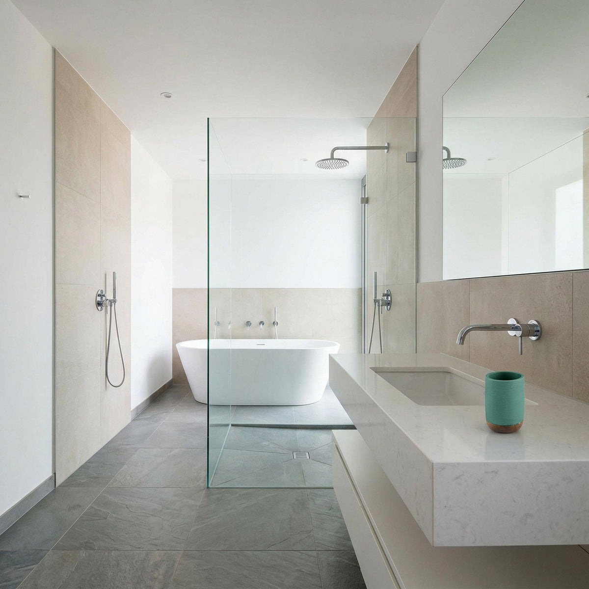 Modernes Bad mit freistehender Wanne, Regendusche und Waschtisch