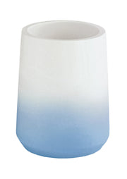 Weiß-blauer Zahnputzbecher auf weißem Hintergrund.
